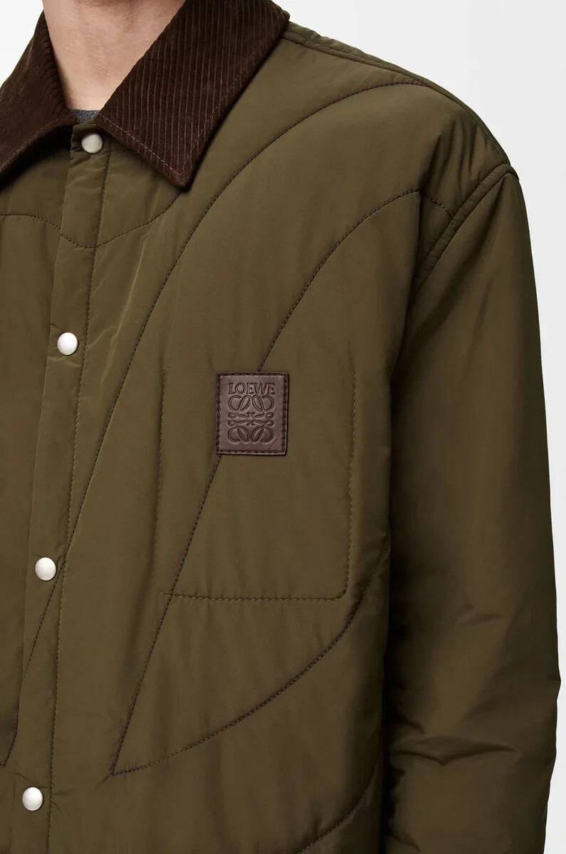 camisa acolchada de tejido técnico verde caqui