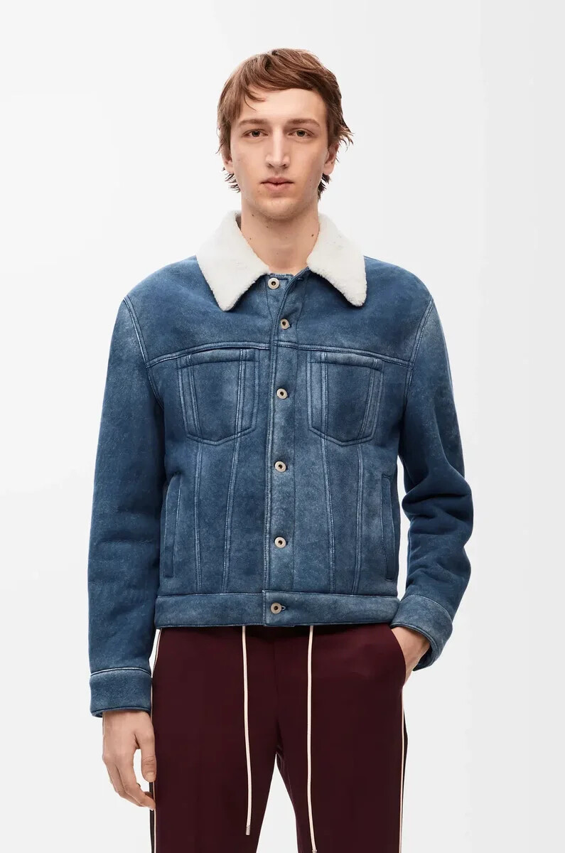 chaqueta de piel de oveja blancaazul índigo
