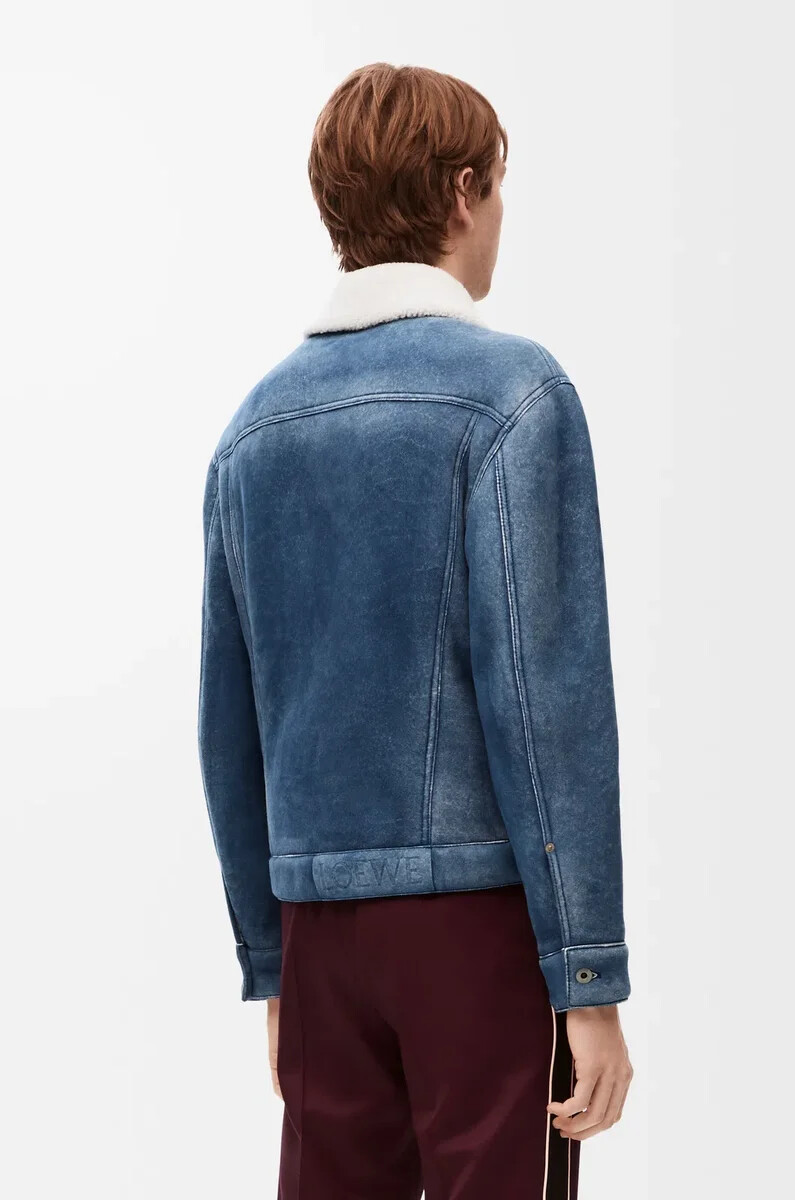 chaqueta de piel de oveja blancaazul índigo
