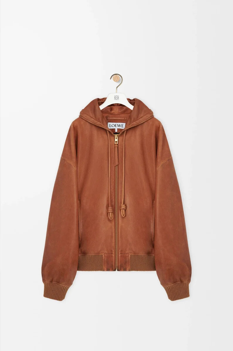 chaqueta con capucha en piel de cordero napa color tostado