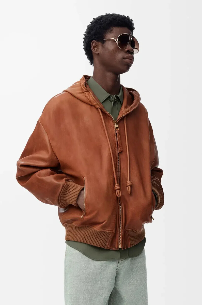 chaqueta con capucha en piel de cordero napa color tostado