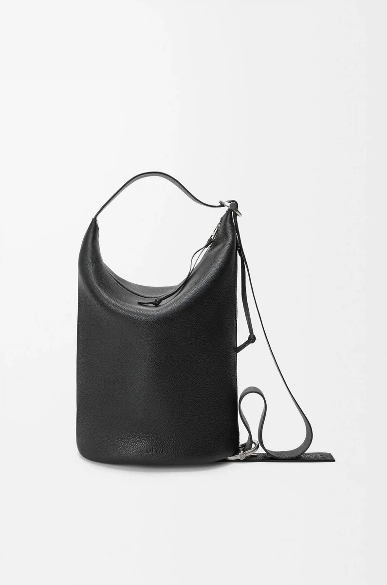 bolso de mano loop en piel de becerro granulada flexible color negro