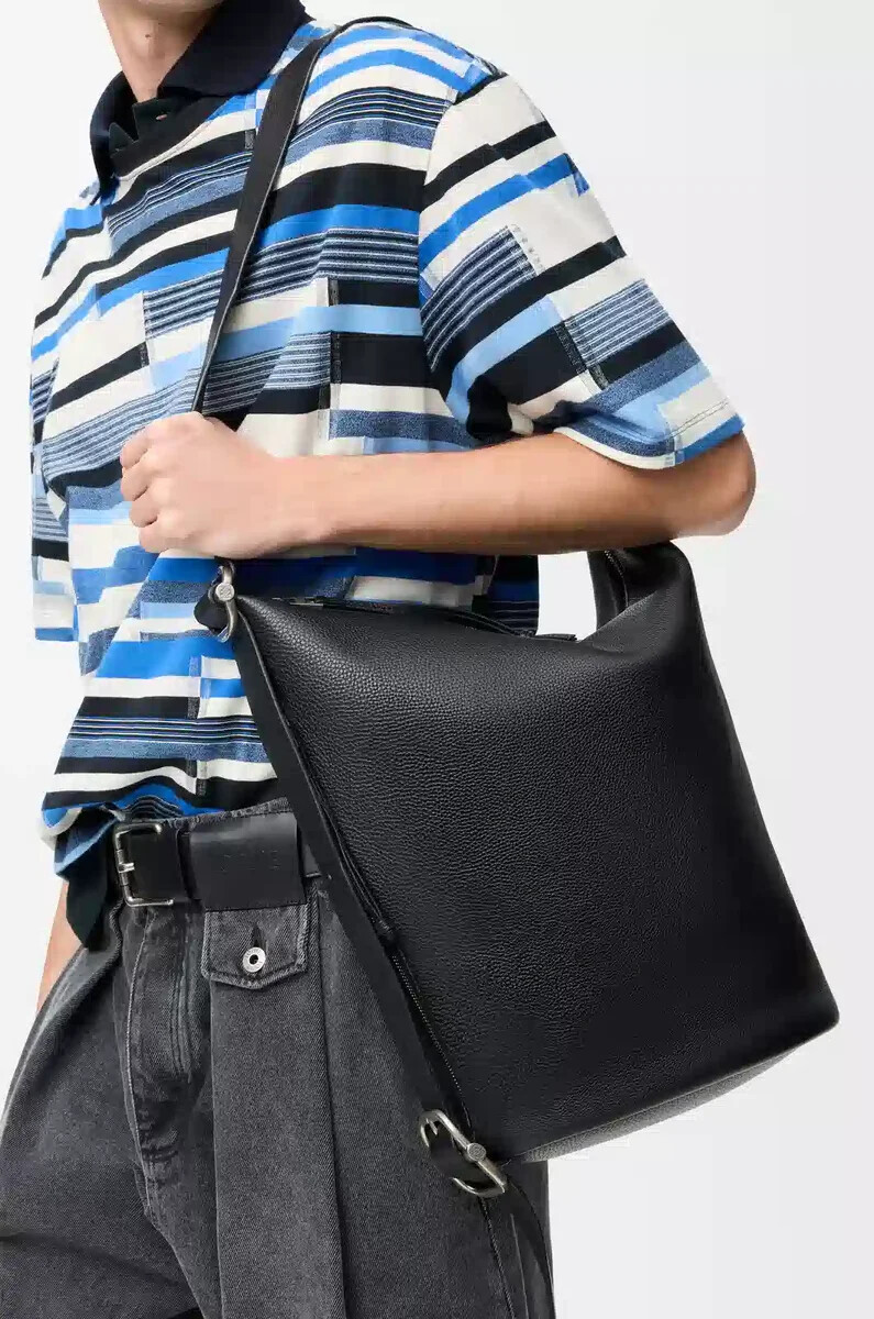 bolso de mano loop en piel de becerro granulada flexible color negro