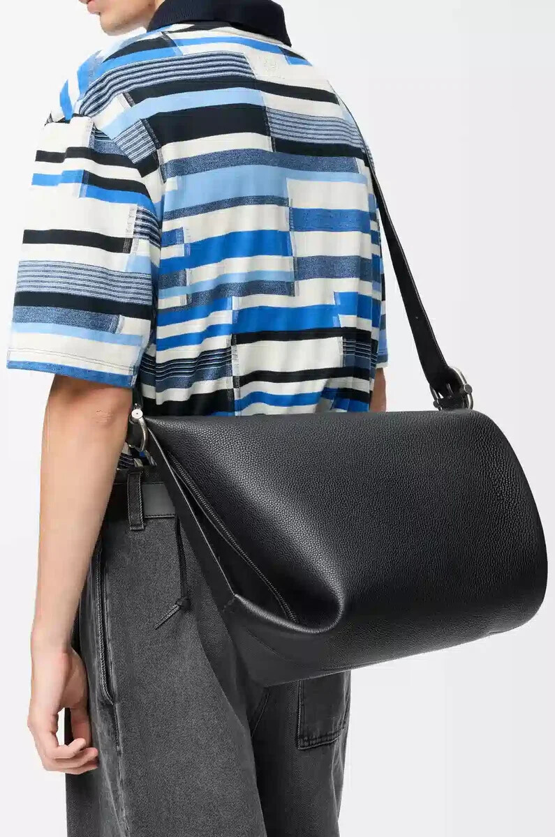 bolso de mano loop en piel de becerro granulada flexible color negro