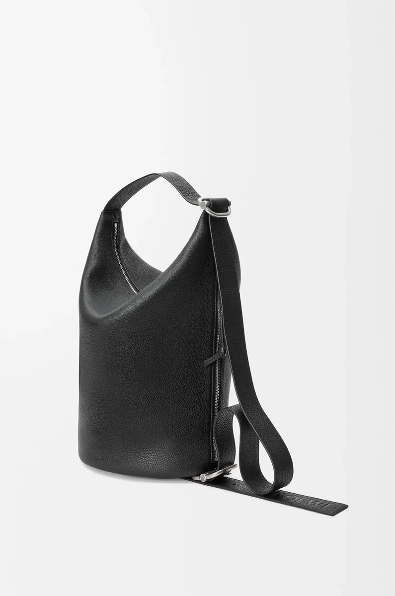 bolso de mano loop en piel de becerro granulada flexible color negro