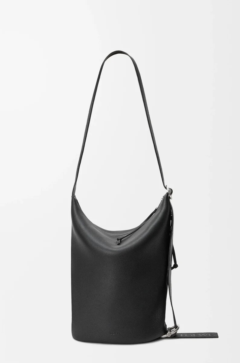 bolso de mano loop en piel de becerro granulada flexible color negro