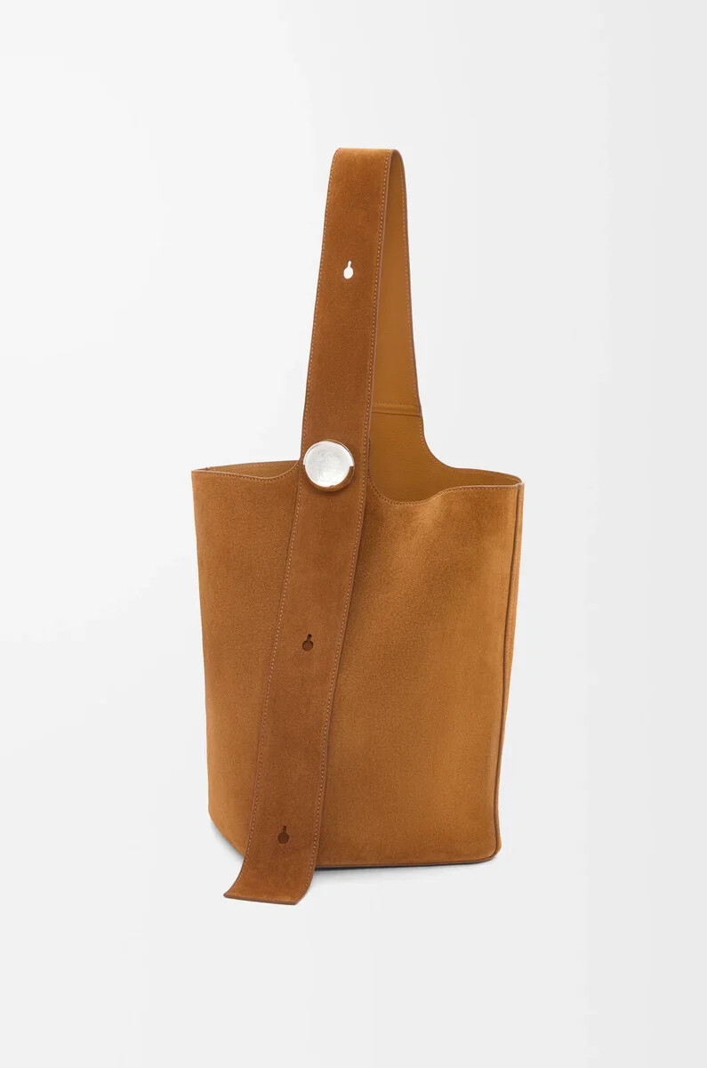 bolso grande pebble tipo cubo en ante de becerro color tabaco