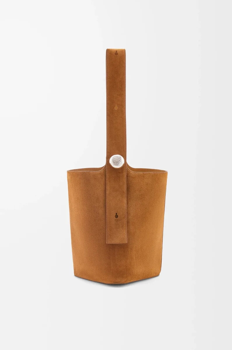 bolso grande pebble tipo cubo en ante de becerro color tabaco