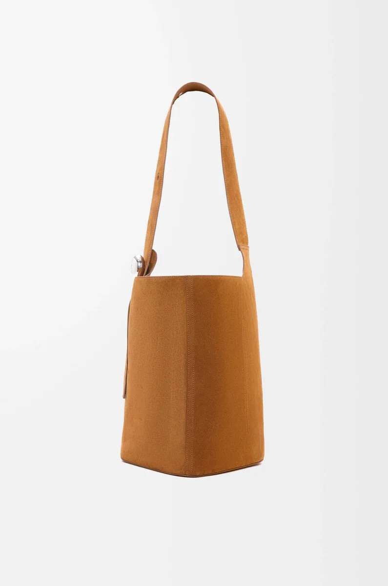 bolso grande pebble tipo cubo en ante de becerro color tabaco