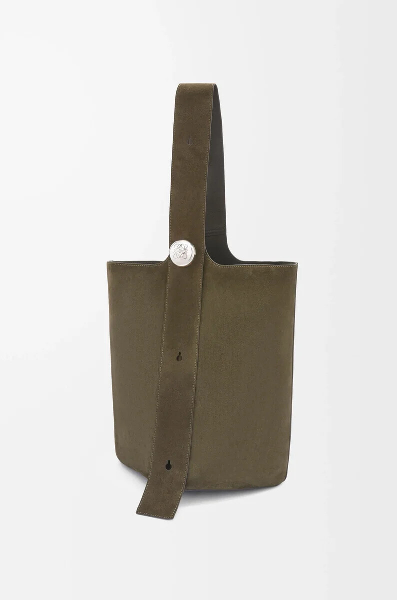 bolso grande pebble tipo cubo en ante de becerro color oliva oscuro