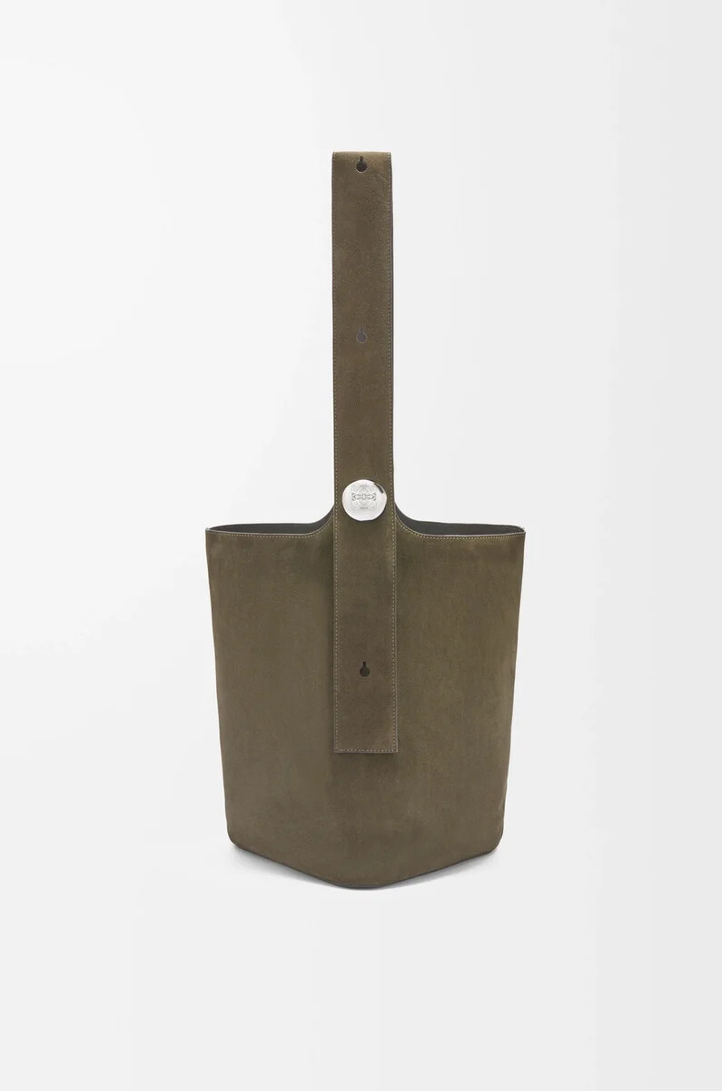 bolso grande pebble tipo cubo en ante de becerro color oliva oscuro