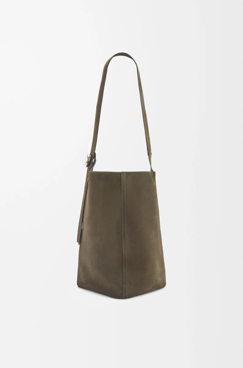 bolso grande pebble tipo cubo en ante de becerro color oliva oscuro