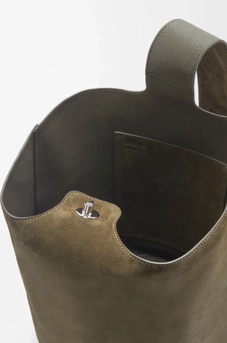 bolso grande pebble tipo cubo en ante de becerro color oliva oscuro