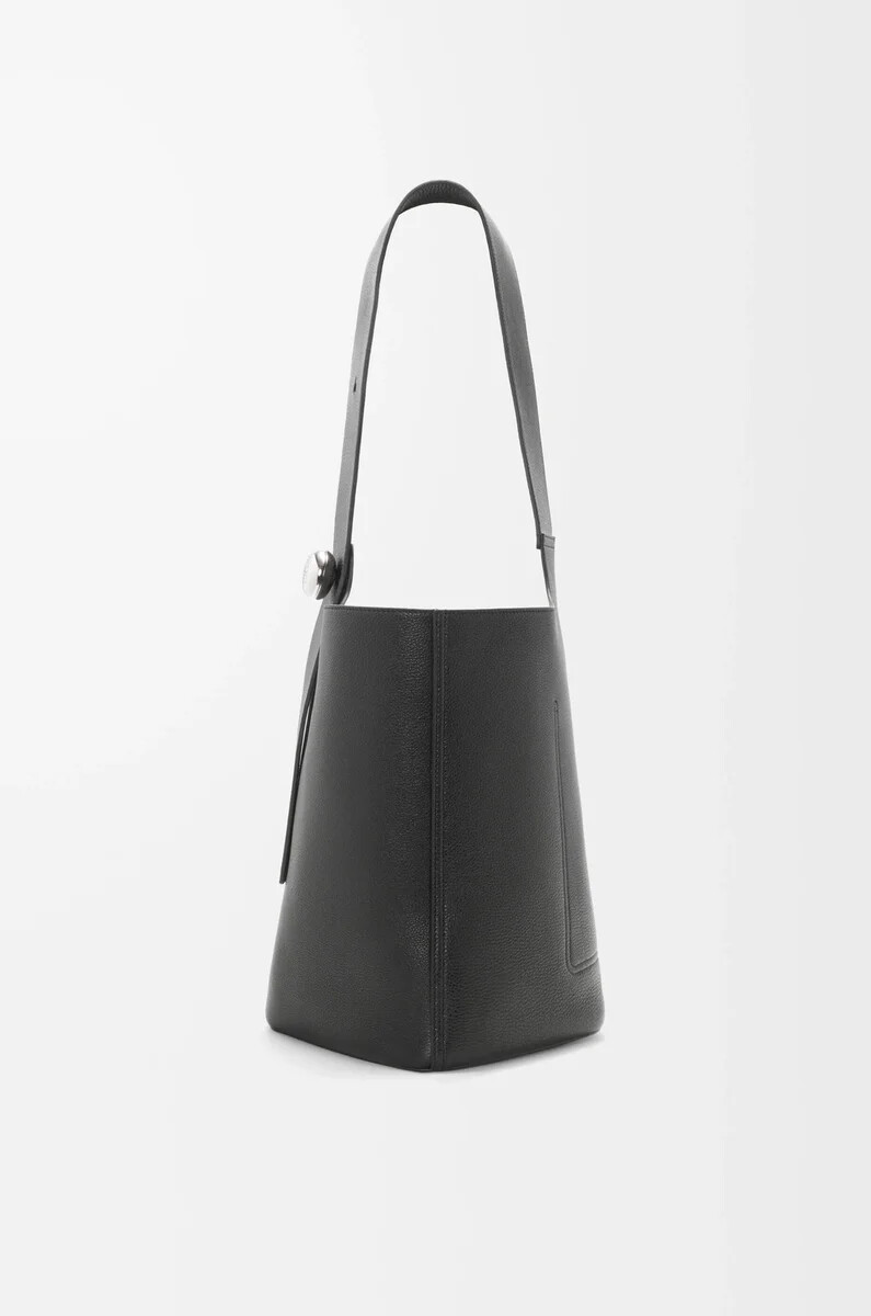 cubo pebble grande en piel de becerro granulada flexible negro