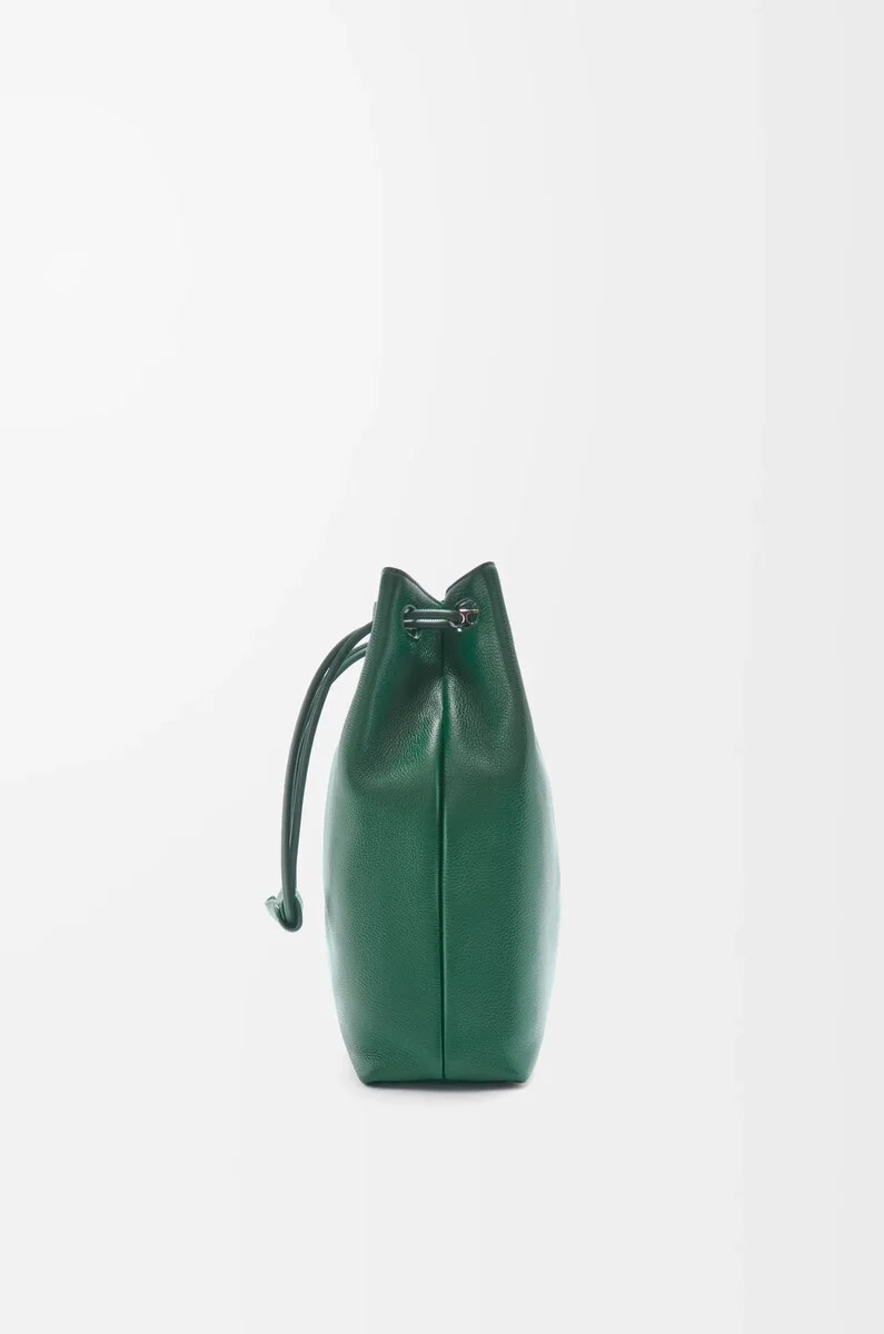 bolso pebble hobo en piel de becerro granulada flexible evergreen