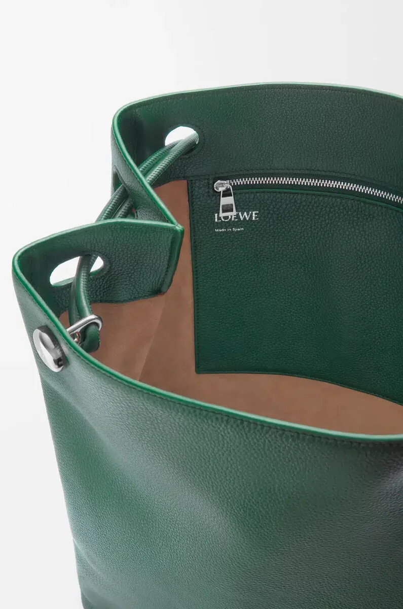 bolso pebble hobo en piel de becerro granulada flexible evergreen