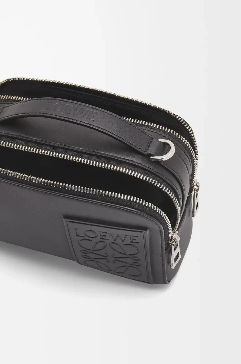 mini bolso bandolera para cámara en piel de becerro satinada color negro
