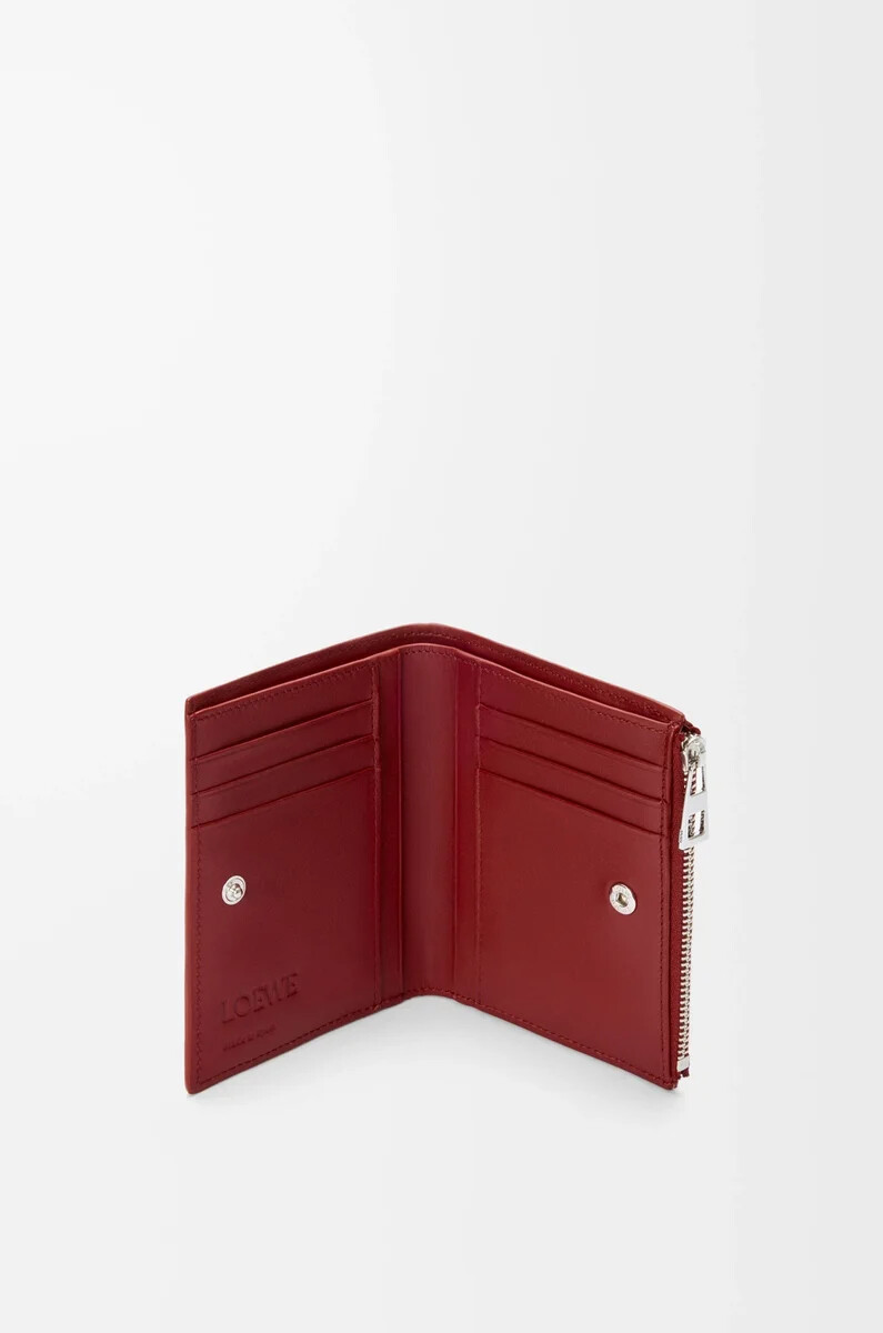cartera compacta y fina en piel de becerro clásica color rojo quemado
