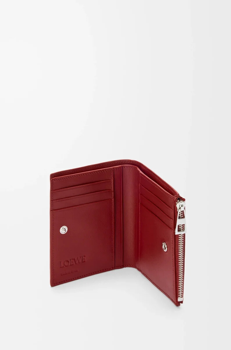 cartera compacta y fina en piel de becerro clásica color rojo quemado