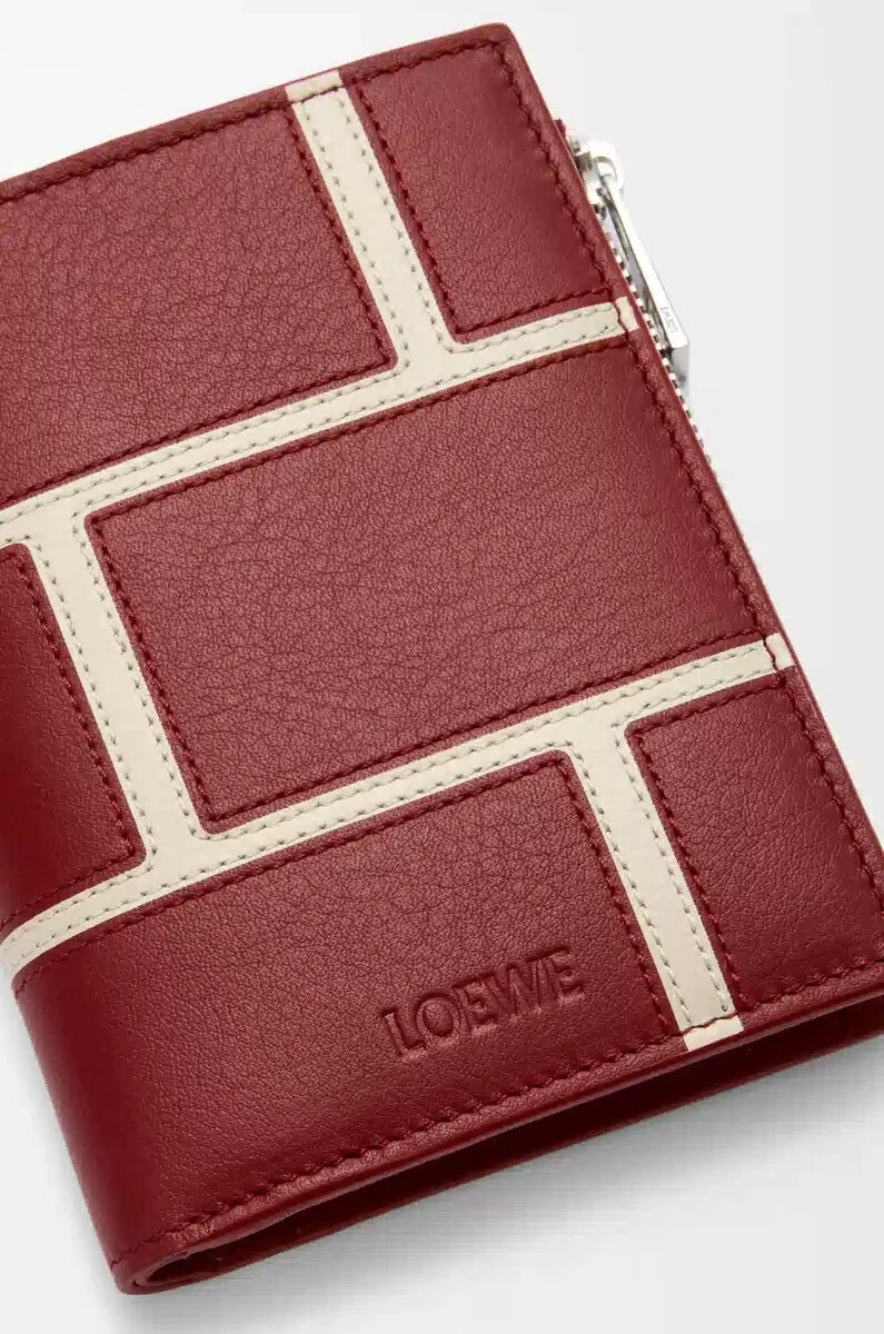 cartera compacta y fina en piel de becerro clásica color rojo quemado