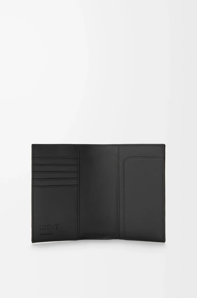 funda para pasaporte puzzle en piel de becerro granulada flexible color negro