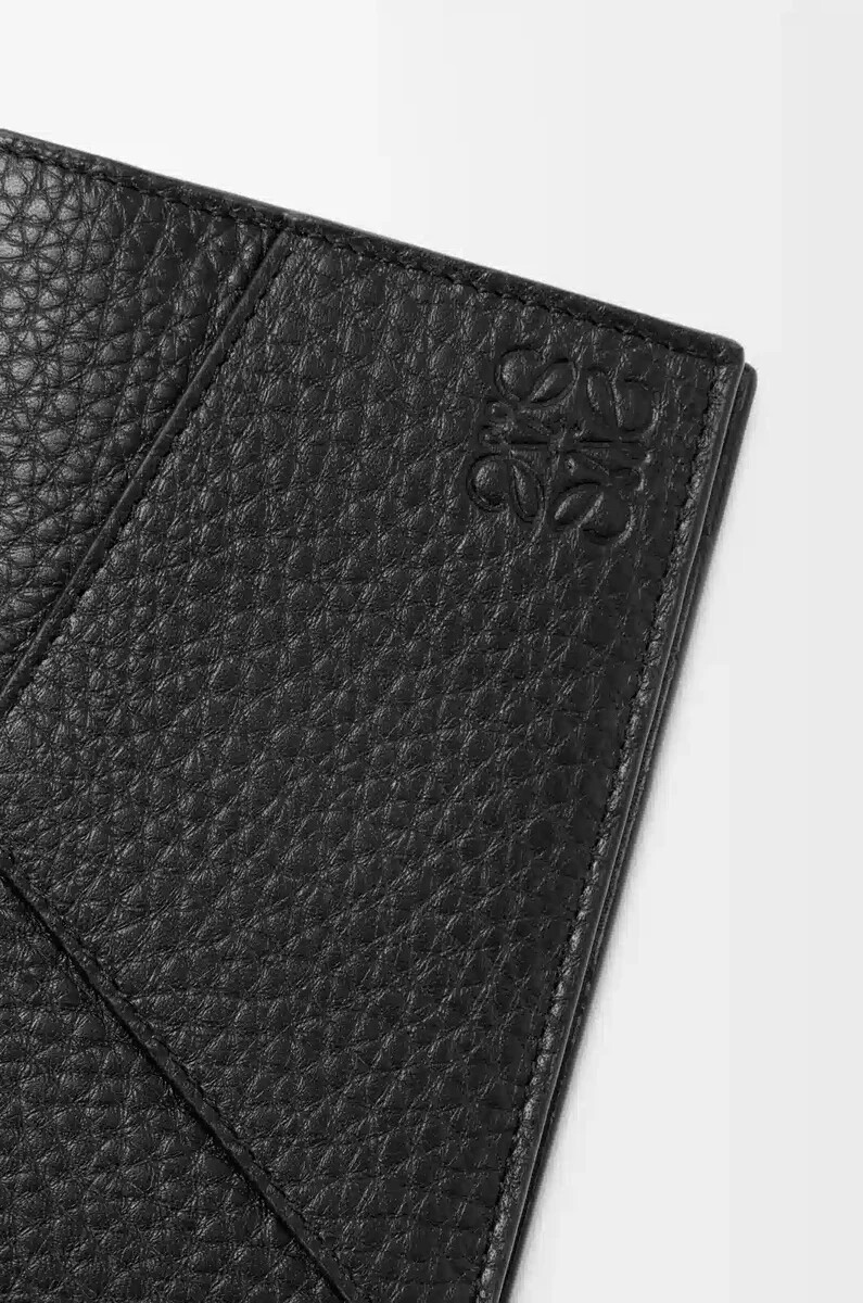 funda para pasaporte puzzle en piel de becerro granulada flexible color negro