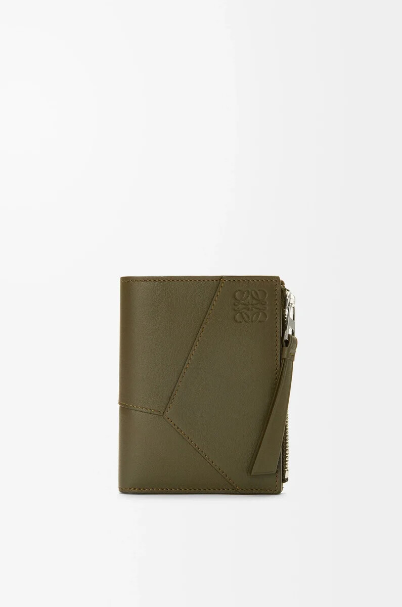 cartera compacta y delgada puzzle en piel de becerro clásica color caqui oscuro