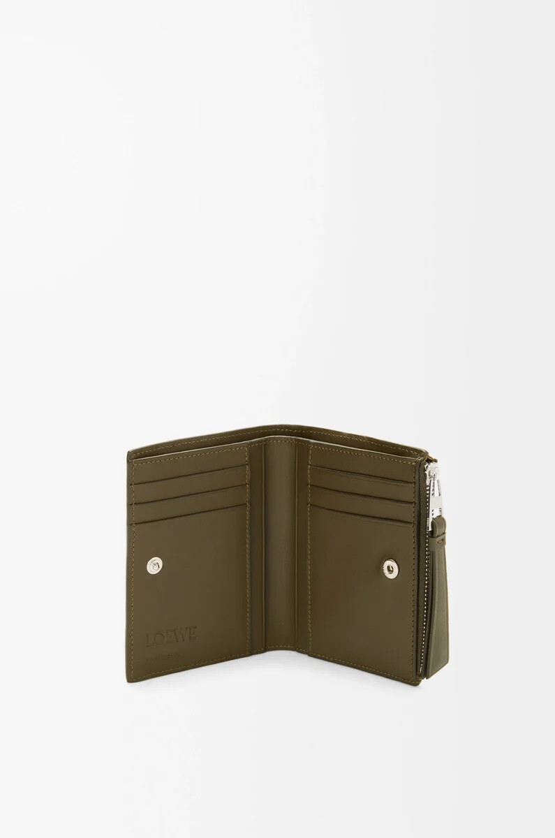 cartera compacta y delgada puzzle en piel de becerro clásica color caqui oscuro