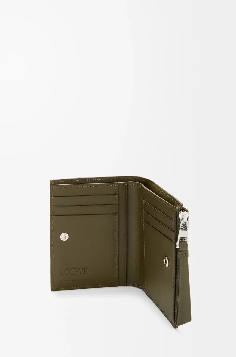 cartera compacta y delgada puzzle en piel de becerro clásica color caqui oscuro