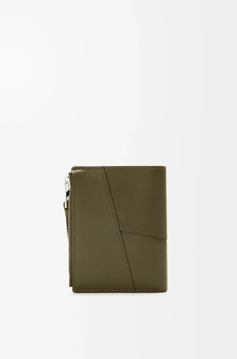 cartera compacta y delgada puzzle en piel de becerro clásica color caqui oscuro