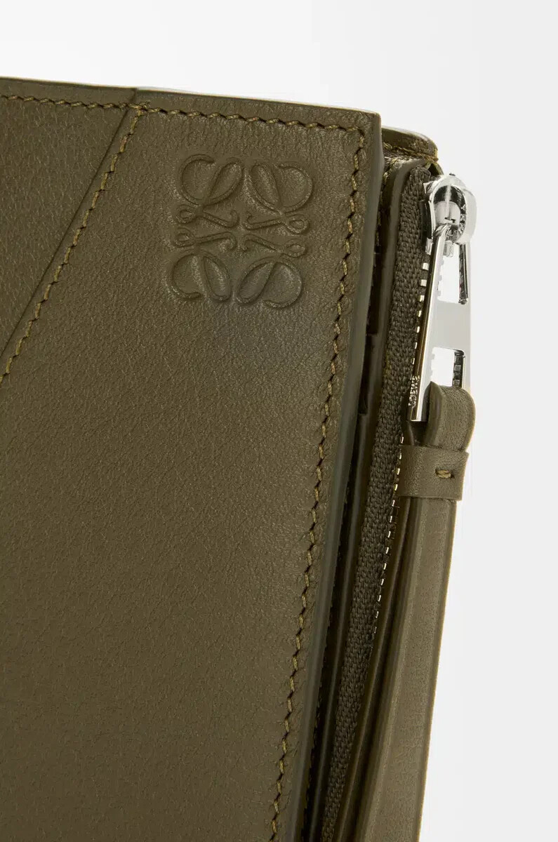 cartera compacta y delgada puzzle en piel de becerro clásica color caqui oscuro