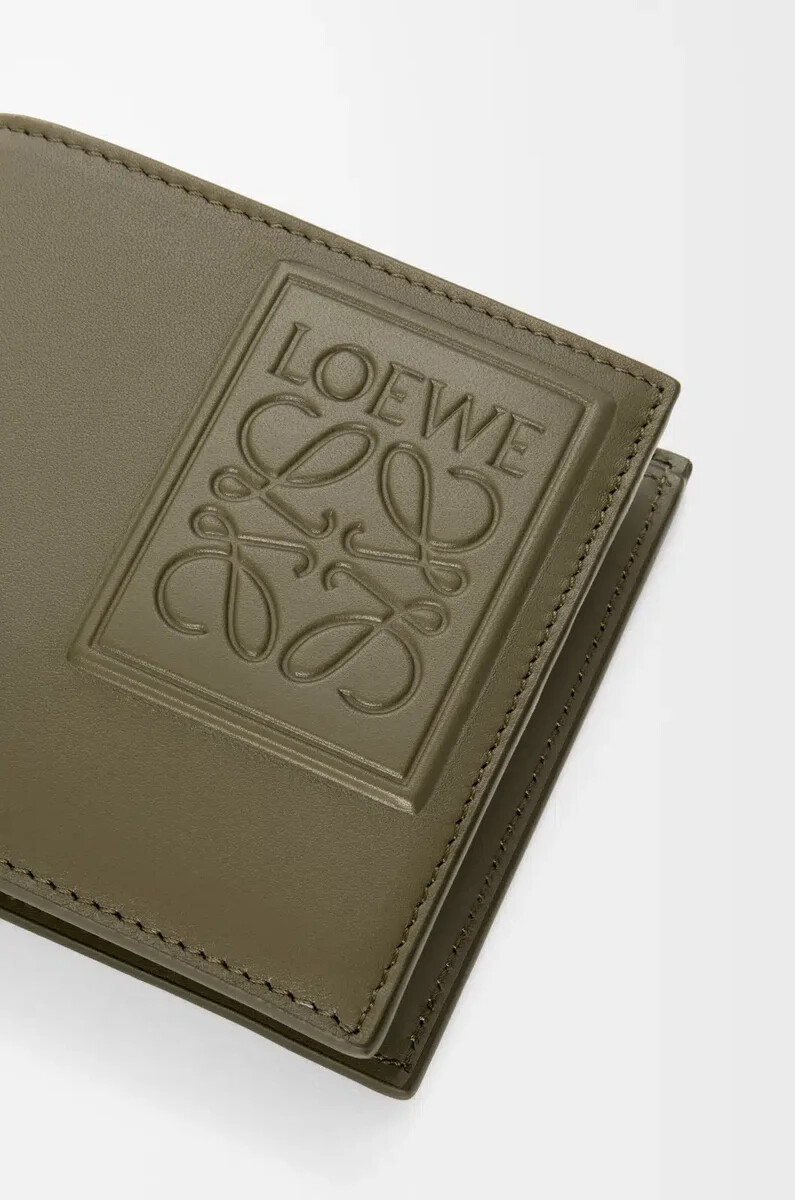 monedero plegable en piel de becerro satinada color verde caqui