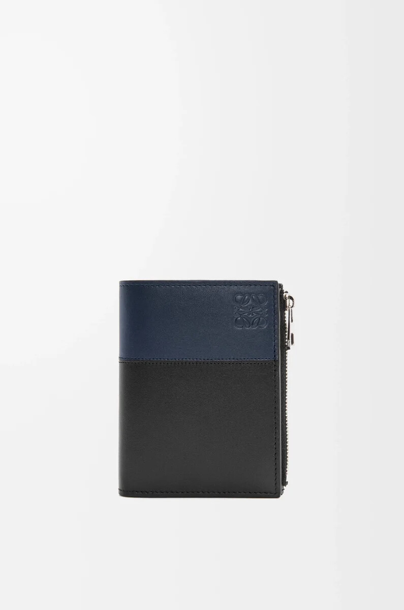 cartera compacta y fina de piel de becerro brillante en color negroazul marino intenso