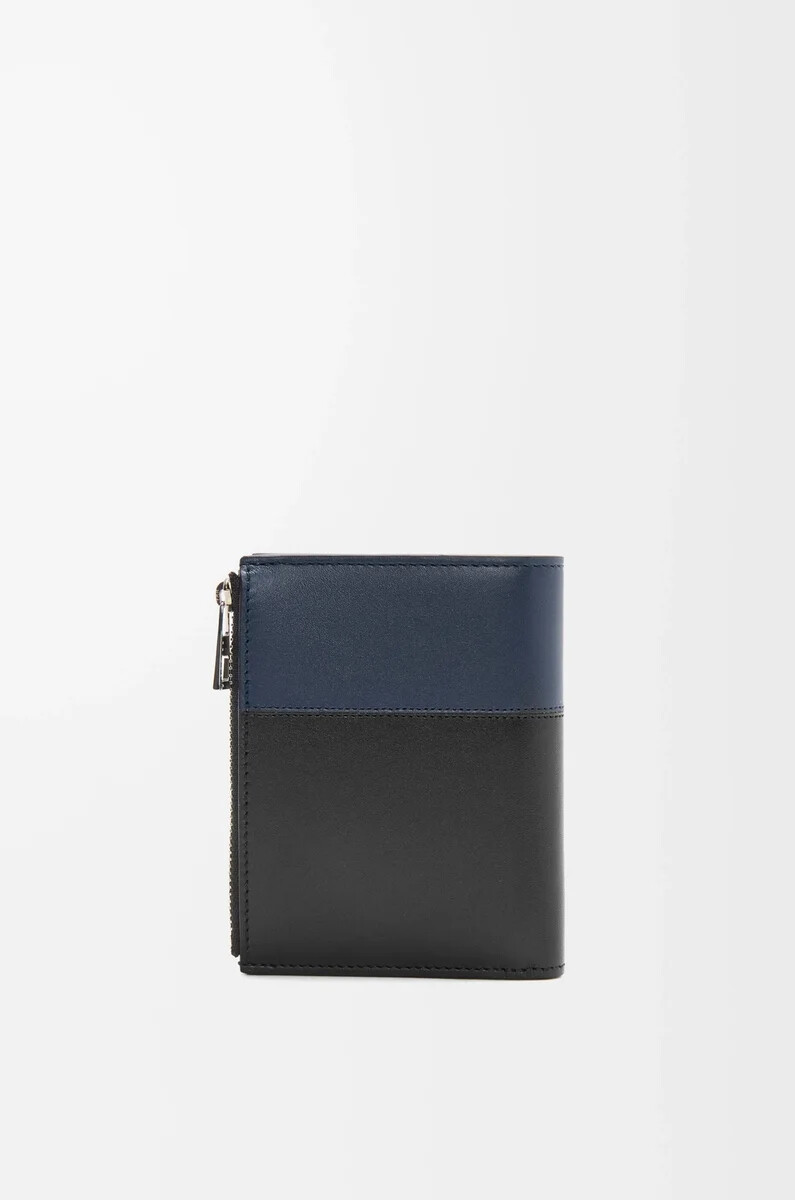 cartera compacta y fina de piel de becerro brillante en color negroazul marino intenso