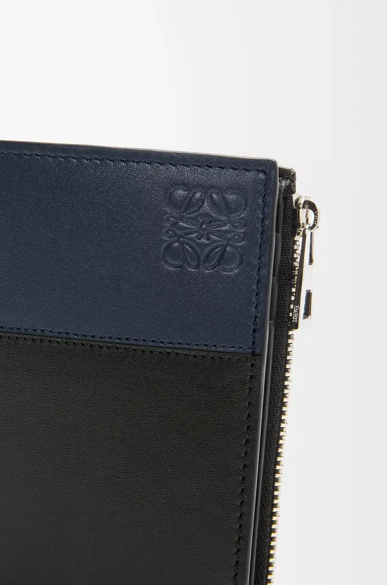 cartera compacta y fina de piel de becerro brillante en color negroazul marino intenso
