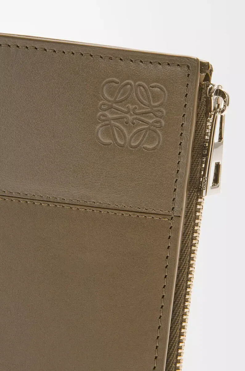 cartera compacta y fina de piel de becerro brillante en color verde caqui oscuroverde caqui