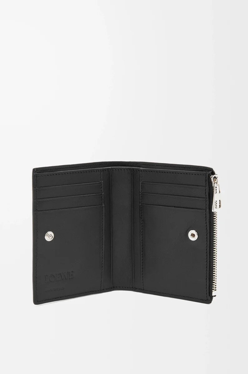 cartera compacta y delgada en piel de becerro granulada suave color negro