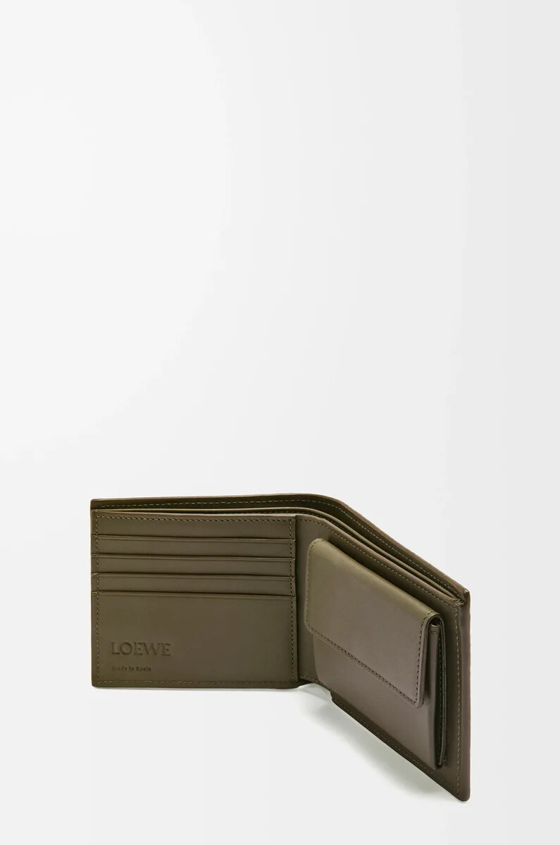 monedero plegable en piel de becerro clásica texturizada color caqui oscuro