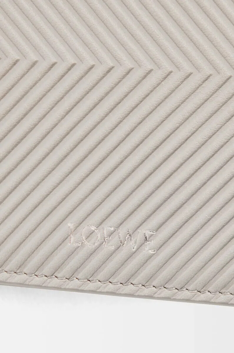 monedero plegable en piel de becerro clásica texturizada color gris concha