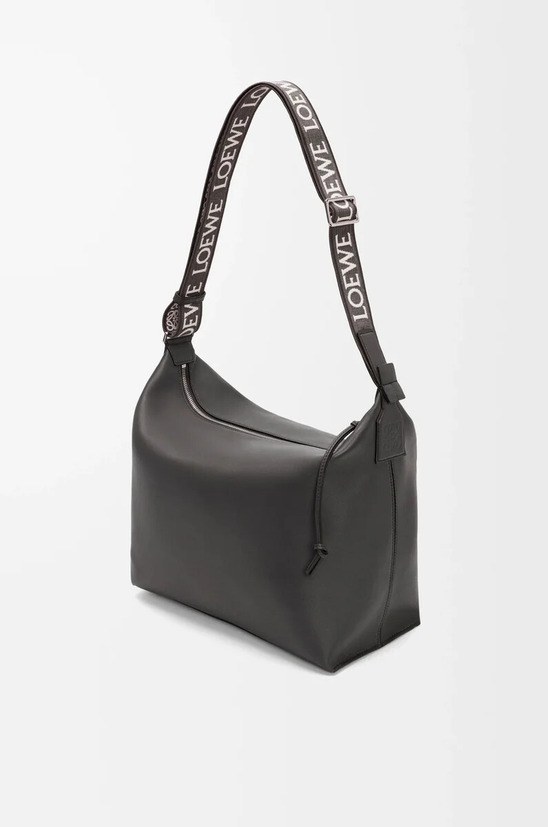 bolso bandolera cubi de piel de becerro suave y flexible y jacquard gris oscuro