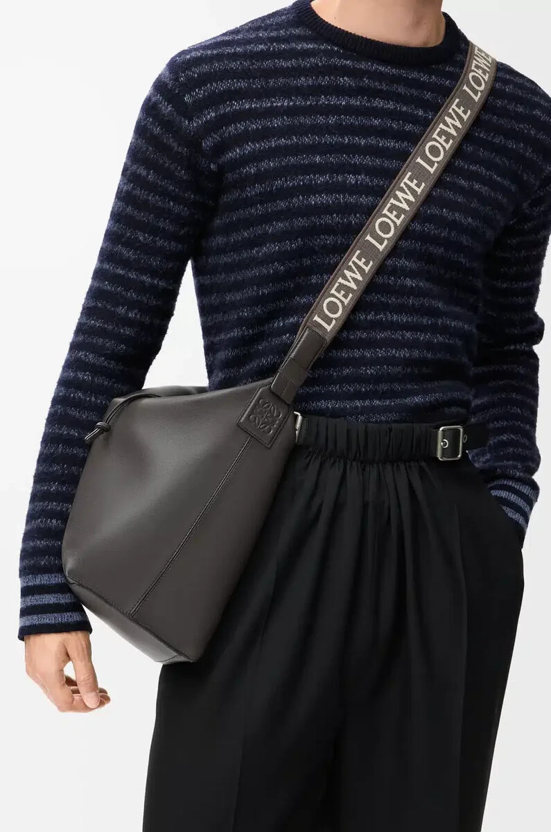 bolso bandolera cubi de piel de becerro suave y flexible y jacquard gris oscuro