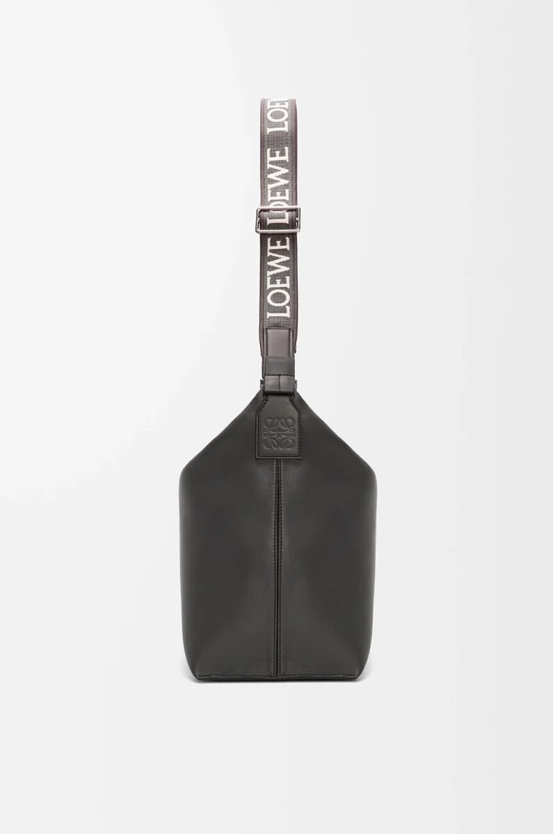 bolso bandolera cubi de piel de becerro suave y flexible y jacquard gris oscuro
