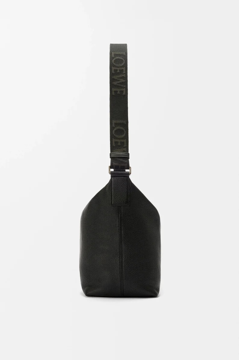 bolso bandolera cubi de piel de becerro granulada flexible negro