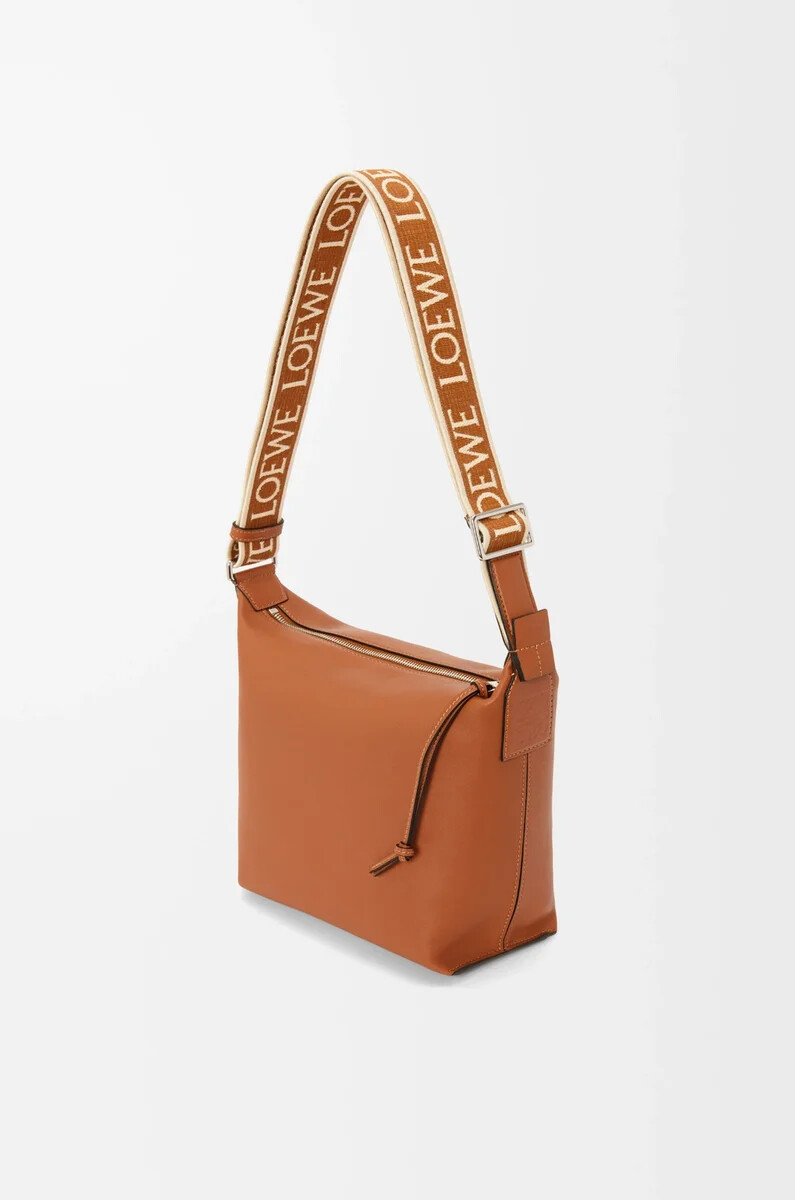 bolso bandolera pequeño cubi de piel de becerro suave y flexible y jacquard color tostado