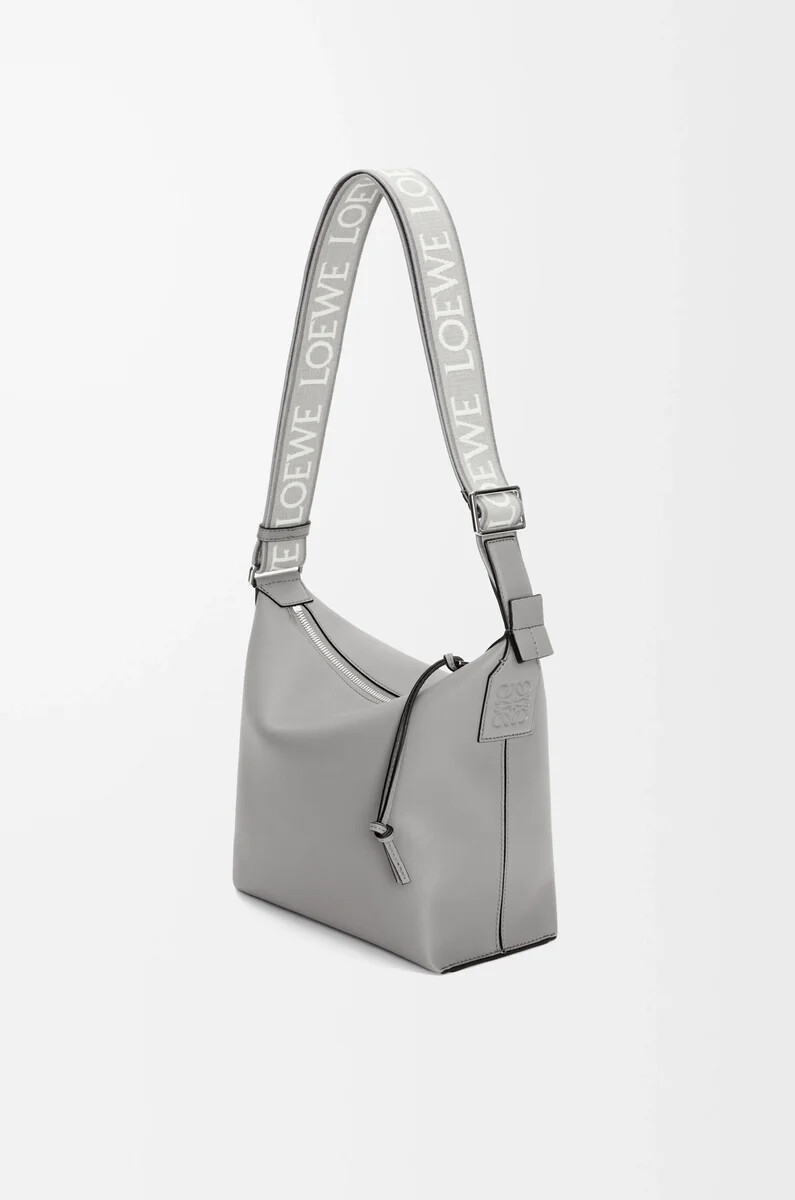 bolso bandolera pequeño cubi de piel de becerro suave y flexible y jacquard gris asfalto