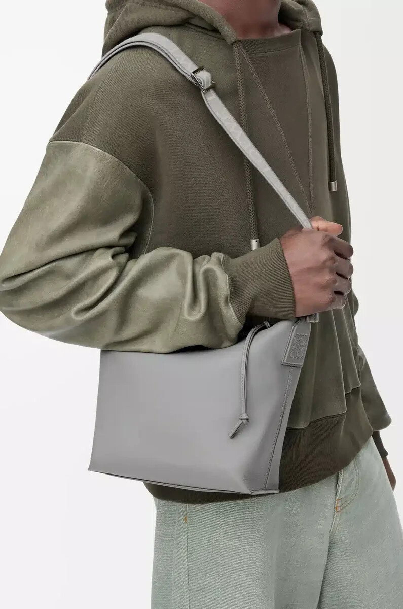 bolso bandolera pequeño cubi de piel de becerro suave y flexible y jacquard gris asfalto
