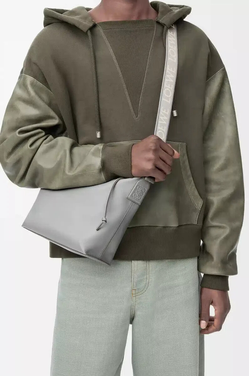 bolso bandolera pequeño cubi de piel de becerro suave y flexible y jacquard gris asfalto