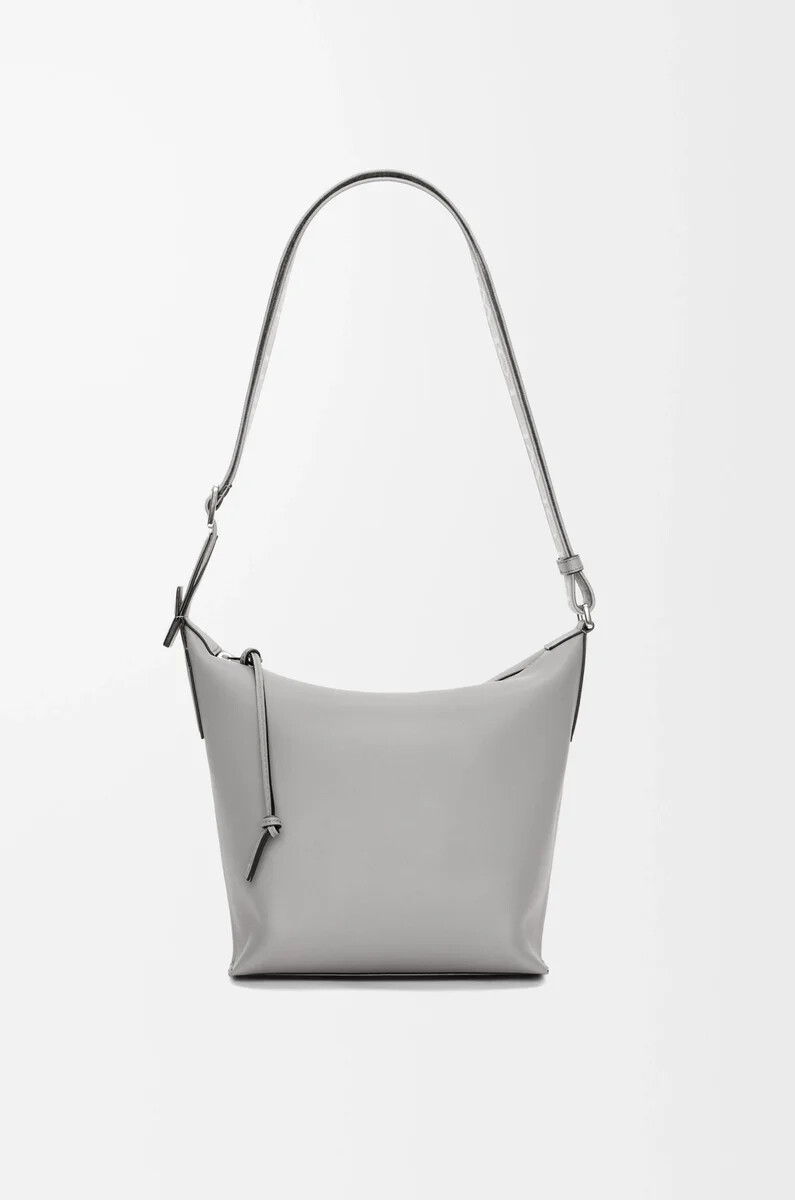 bolso bandolera pequeño cubi de piel de becerro suave y flexible y jacquard gris asfalto