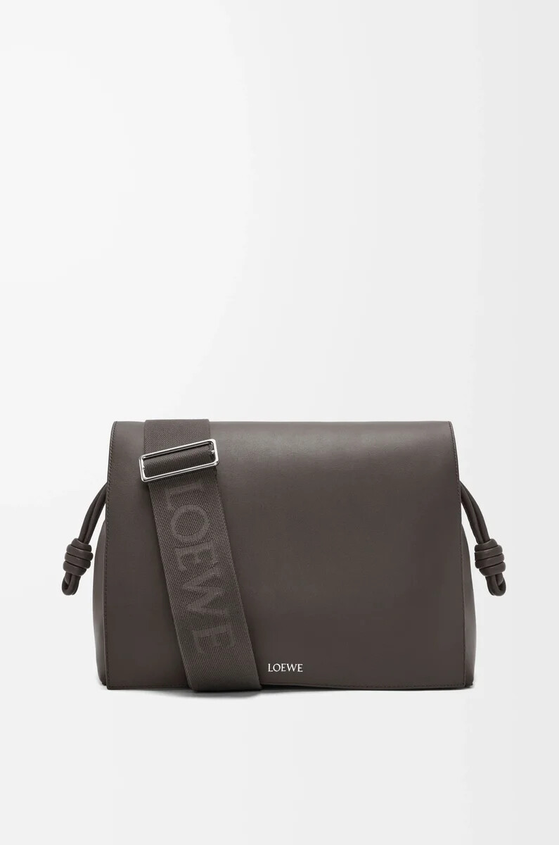 bolso flamenco en piel de becerro flexible y brillante color gris oscuro