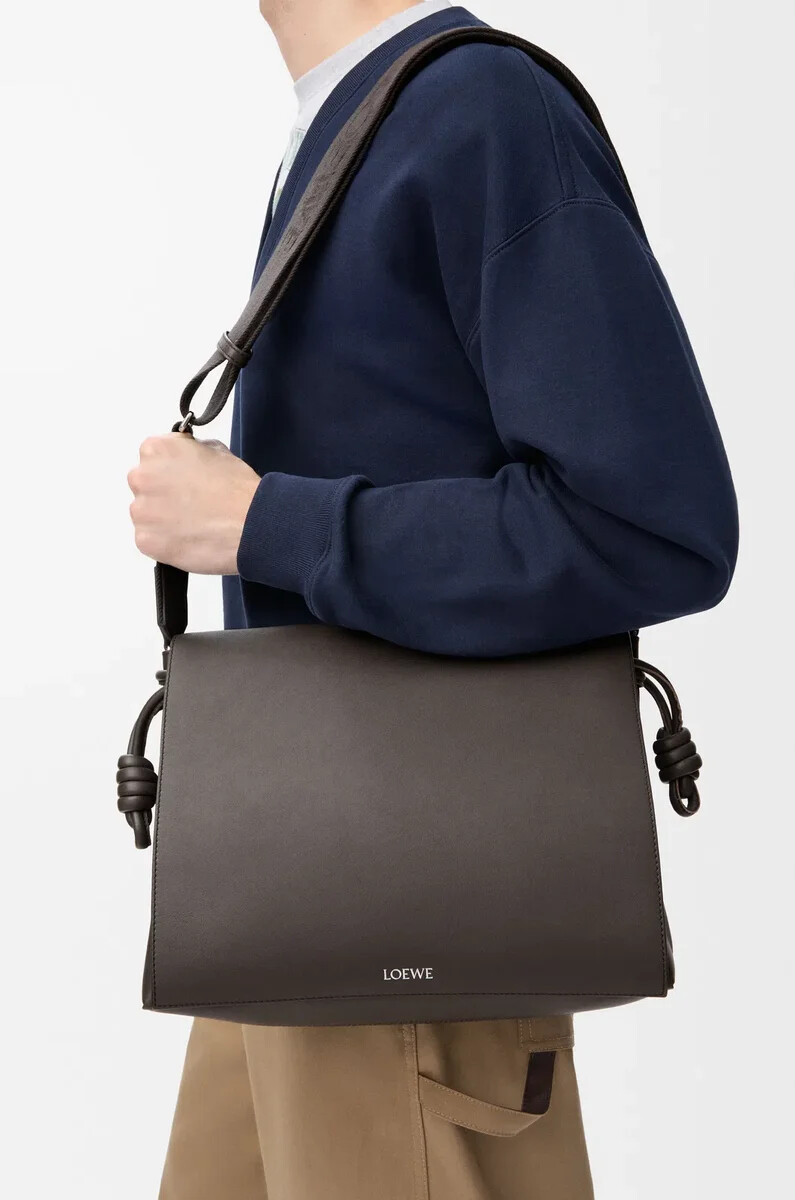 bolso flamenco en piel de becerro flexible y brillante color gris oscuro